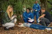 Dr. Weissenb&ouml;ck (Florian Odendahl, M.), Dominik Morgenstern (Joscha Kiefer, r.) und Resi Schwaiger (Mersiha Husagic, l.) untersuchen den Tatort.