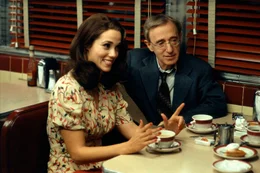 L-R: Jill (Elizabeth Berkley) und CW Briggs (Woody Allen)