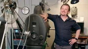 André Jansen, Betreiber des Berli Theater in Hürth-Berrenrath, an einem alten Filmprojektor. André Jansen, Betreiber des Berli Theater in Hürth-Berrenrath, an einem alten Filmprojektor.