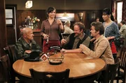 Toni (Roland Frey, li.) ist nach langer Zeit in seiner ehemaligen Lieblingskneipe aufgetaucht und will sich offenbar endg&uuml;ltig von seinen Stammtischkumpels verabschieden. V.li.: Eva (Lucie Muhr), Bernd (Martin Wangler), Markus (Sebastian Mirow), Oanh (Yi Chi, stehend).