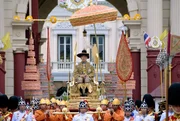 Maha Vajiralongkorn bei seiner eigenen Kr&ouml;nung.