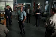 Eine Frau wird ermordet aufgefunden - um den Täter zu fassen, müssen Rossi (Joe Mantegna, l.), Morgan (Shemar Moore, 3.v.l.), Hotch (Thomas Gibson, 4.v.r.), Tara (Aisha Tyler, 3.v.r.) und Reid (Matthew Gray Gubler, 2.v.r.) alles geben, denn es gibt mehrere Verdächtige ... Eine Frau wird ermordet aufgefunden - um den Täter zu fassen, müssen Rossi (Joe Mantegna, l.), Morgan (Shemar Moore, 3.v.l.), Hotch (Thomas Gibson, 4.v.r.), Tara (Aisha Tyler, 3.v.r.) und Reid (Matthew Gray Gubler, 2.v.r.) alles geben, denn es gibt mehrere Verdächtige ...
