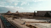 Das Grand Egyptian Museum mit Blick auf die Baustelle und die Pyramiden.