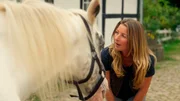 Carla (Maria Fuchs) findet ein fremdes Pferd auf ihrem Hof und sp&uuml;rt eine besondere Verbindung zu dem alten Tier.