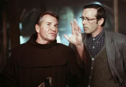 "Bruder Johannes" (Fritz Wepper, links) unterst&uuml;tzt Pfarrer Arne Clausen (Michael Roll) beim Erhalt seiner bauf&auml;lligen Gemeindekirche.