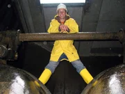 Der Generator verwandelt die Bewegungsenergie in elektrische Energie, also Strom um. Nach dem gleichen Prinzip funktionieren auch Wasserkraftwerke. Willi schaut sich das vor Ort an.