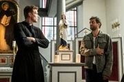 Thomas wei&szlig; durch die Kraft des Wunders was er machen muss - Frau Kruse will das Wunder sehen. Thomas (Kai Schumann, r.) und Maik (Daniel Donskoy) unterhalten sich in der Kirche dar&uuml;ber.