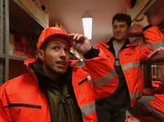 Willi Weitzel l&auml;sst sich erkl&auml;ren, was mit all dem M&uuml;ll geschieht. Er verbringt einen ganzen Tag mit den M&uuml;llm&auml;nnern.