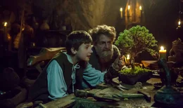 Theo (Florian Burgkart, links) bestaunt den Bonsai von K&ouml;nig Laurin (Volker Zack).