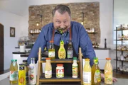 Wie gesund sind Salatdressings aus dem Supermarktregal? Sebastian Lege zeigt, was wirklich drinsteckt.