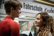 Marten Keuber (Luke Matt R&ouml;nten) ist &uuml;berrascht Ela Malik (Saron Degineh) vor der Fahrschule seiner Eltern zu treffen.