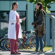 Julia (Mirka Pigulla, l.); Jeanette (Johanna Werner, r.)