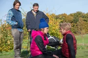 Ausgerechnet ein Querschl&auml;ger auf dem Golfplatz r&uuml;ttelt Mick (Tobias Rosen, r.) wach und er k&uuml;sst die &uuml;berraschte Rieke (Anika Lehmann, 2.v.r., Hakim Michael Meziani, l. und Christian Maria Goebel, 2.v.l.).