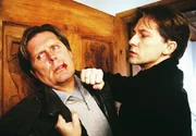 Vanessas Mann Wolfgang (Thomas Sch&uuml;cke, r.) hat ein Rendezvous zwischen Stefan (Sigmar Solbach) und seiner Frau beobachtet und rastet v&ouml;llig aus. Er schl&auml;gt Stefan nieder und bedroht ihn...