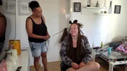Bei Janine (re.) steht eine Hairstyling-Session an, bei der sie sich mit Freundin Jannie intensiv &uuml;ber das Leben als Alleinerziehende austauscht.