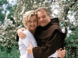 ARD EIN GAUNER GOTTES, Deutschland 2004, Regie Helmut Metzger, am Samstag (10.09.11) um 13:30 Uhr im Ersten. "Bruder Johannes" (Fritz Wepper) und die attraktive Schreinerswitwe Sylvia Hanselmann (Saskia Vester).