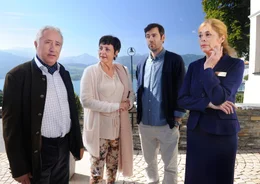 Roberts (Andreas Thiele, 2. v. re.) Eltern Astrid (Despina Pajanou, 2. v. li.) und Hartmut (Robert Giggenbach) sind zun&auml;chst etwas hochn&auml;sig zu Katharina (Olivia Pascal).