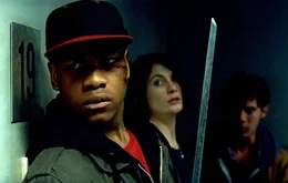 Als die erste Bestie in Sams (Jodie Whittaker, 2.v.l.) Wohnung dr&auml;ngt, kann Moses (John Boyega, l.) sie mit dem Samuraischwert t&ouml;ten. Jetzt ist klar: Nur gemeinsam haben sie eine Chance gegen die haarigen Killer ...