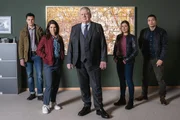Oberstaatsanwalt Bernd Reuther (Rainer Hunold, m.) mit dem neuen Ermittlerduo links Alexander Witte (Jannik Mioducki, l.) und Julia Schröder (Anika Baumann, 2.v.l.) sowie dem bisherigen rechts, Kerstin Klar (Fiona Coors) und Max Fischer (Max Hemmersdorfer). Oberstaatsanwalt Bernd Reuther (Rainer Hunold, m.) mit dem neuen Ermittlerduo links Alexander Witte (Jannik Mioducki, l.) und Julia Schröder (Anika Baumann, 2.v.l.) sowie dem bisherigen rechts, Kerstin Klar (Fiona Coors) und Max Fischer (Max Hemmersdorfer).
