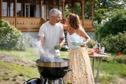 Alexander (Nicolai Cleve Broch) hat die Rehaklinik verlassen. Nora (Alexandra Rapaport) und er feiern das mit einem Grillabend.