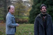 Remy Luger (Christoph Bach, r.) taucht im Garten von Jakob Stiller (Ulrich Noethen, l.) auf.