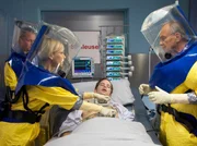 ARD/MDR IN ALLER FREUNDSCHAFT FOLGE 639, "Ostern mit T&uuml;cken". Der Zustand von Florian Pohl (Roman Roth, liegend) hat sich rapide verschlechtert. Es wird vermutet, dass er sich auf einer Gesch&auml;ftsreise nach Uganda Ebola, eine hoch ansteckende und zumeist t&ouml;dlich verlaufende Form h&auml;morrhagischen Fiebers, zugezogen hat. Dr. Kathrin Globisch (Andrea Kathrin Loewig, li.) und Professor Simoni (Dieter Bellmann, re.) versuchen den Patienten zu stabilisieren.