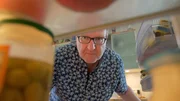 Gerd S. hat deutlich zu viele Kilos. Mit dem "nordischen Ernährungsplan" von Internistin Silja Schäfer, spezialisiert auf die Behandlung von Adipositas, soll sich sein Kühlschrank-Inhalt komplett verändern. Gerd S. hat deutlich zu viele Kilos. Mit dem "nordischen Ernährungsplan" von Internistin Silja Schäfer, spezialisiert auf die Behandlung von Adipositas, soll sich sein Kühlschrank-Inhalt komplett verändern.