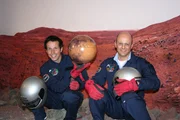 Willi (links) und der Marsexperte J&ouml;rg Fischer von der europ&auml;ischen Weltraumagentur ESA im Landesmuseum f&uuml;r Technik und Arbeit in Mannheim.