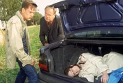 Die Beamten Bonhoff (Wolfgang Krewe, li.) und Kehler (Wolfgang Bathke) entdecken im Kofferraum des Fluchtautos eine Frauenleiche. Sind die beiden Jugendlichen die T&auml;ter? Oder hat jemand anderes die Frau auf dem Gewissen?