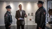 Franzi (Rhea Harder-Vennewald) und Hans (Bruno F. Apitz, r.) befragen Daniel Vikander (Max Gertsch, M.), den sie unter Verdacht haben, den Diebstahl des Ahnensch&auml;dels begangen zu haben.