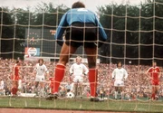 Das Zwischenrunden-Spiel der bundesdeutschen Mannschaft gegen Polen ging als "Wasserschlacht von Frankfurt" in die Fu&szlig;ball-Historie ein. Mit einem knappen 1:0 konnte das deutsche Team den Finaleinzug feiern.