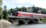 Abfahrt der Regiobahn von Schluchsee in Richtung Titisee und Freiburg, die sch&ouml;nste Stelle am See mit Blick auf den Ort Schluchsee.