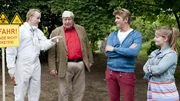 Fritz Fuchs (Guido Hammesfahr) und seine Kusine Charlie (Géraldine Raths) haben Ordnungsamtmann Kluthe (Holger Handtke, li.) und Nachbar Paschulke (Helmut Krauss) einiges zu erzählen. Fritz Fuchs (Guido Hammesfahr) und seine Kusine Charlie (Géraldine Raths) haben Ordnungsamtmann Kluthe (Holger Handtke, li.) und Nachbar Paschulke (Helmut Krauss) einiges zu erzählen.