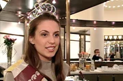 Das Jahr 2002 &ndash; der Euro kommt und wird zum Teuro. Die Raub&uuml;berf&auml;lle der ber&uuml;chtigten Hammerbande halten die Berliner in Atem. Und eine Zahnarzthelferin aus K&ouml;penick wird Miss Germany. Eine Berlin-Chronik der Superlative: F&uuml;nf Jahrzehnte von 1961, dem Jahr des Mauerbaus, bis 2009 als Berlin eine Weltstadt im 21. Jahrhundert ist. - Die Berlinerin Katrin Wrobel wird Miss Germany.