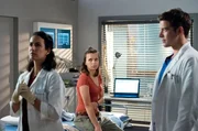 Die junge Patientin Nina Unterd&ouml;rfer (Franziska Benz, M.) kommt mit einer chronischen Krankheit ins Klinikum.Ober&auml;rztin Leyla Sherbaz (Sanam Afrashteh, l.) und Assistenzarzt Ben Ahlbeck (Philipp Danne, r.) schauen besorgt auf die Untersuchungsergebnisse.