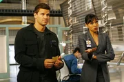 Booth (David Boreanaz) und Dr. Cam Saroyan (Tamara Taylor) warten auf die Ergebnisse der Untersuchung des Sch&auml;dels.