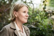 Marie Brand (Mariele Millowitsch) befragt den Taxifahrer Enrico am Tatort.