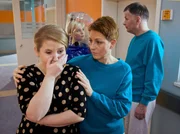 Dr. Roland Heilmann (Thomas R&uuml;hmann, hi.re.), der zusammen mit seiner Frau Pia (Hendrikje Fitz, vo.re.) die Nacht auf der Isolierstation verbringen muss, trifft im Flur auf die v&ouml;llig aufgel&ouml;ste Katharina Nowak (Maite Kelly, vo.li.). Dr. Kathrin Globisch (Andrea Kathrin Loewig, hi.li.) und die hinzueilende Pia Heilmann k&uuml;mmern sich um die Verzweifelte. Katharina Nowak scheint es dabei gleichg&uuml;ltig zu sein, dass sie sich mit ihrer Aktion, den vermutlich hoch ansteckenden Florian Pohl an seinem Krankenbett aufzusuchen, selbst in Gefahr gebracht hat.