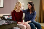 Marie Stein (Henriette Zimmeck, li.) ist untr&ouml;stlich &uuml;ber die Entwicklung zwischen Elena (Cheryl Shepard, re.) und Martin. Elena versucht sie zu tr&ouml;sten, aber das gelingt ihr nur bedingt.