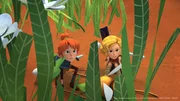 Arrietty und Yuna haben eine v&ouml;llig entkr&auml;ftete Biene entdeckt.