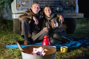 Rainer (Christian Maria Goebel, l.) kann trotz Panne mit einem romantischen Lagerfeuer bei Merle (Anja Franke, r.) punkten.