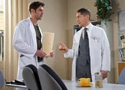 Dr. Niklas Ahrend (Roy Peter Link, links) versucht erneut Dr. Rolf Kaminski (Udo Schenk) von seiner OP-Methode zu überzeugen. Damit hofft er, die an Blasenkrebs erkrankte Patientin Britta Leitner vor der Entfernung von Gebärmutter und Eierstöcken zu bewahren. Da die junge Patientin einen großen Kinderwunsch hegt, willigt sie sofort in die wesentlich riskantere Methode von Dr. Ahrend ein. Dr. Kaminski ist völlig verärgert über das Vorpreschen des jungen Kollegen. Er macht ihm einmal mehr deutlich, dass die alternative OP-Methode zu riskant und Britta Leitner seine Patientin ist. Dr. Niklas Ahrend (Roy Peter Link, links) versucht erneut Dr. Rolf Kaminski (Udo Schenk) von seiner OP-Methode zu überzeugen. Damit hofft er, die an Blasenkrebs erkrankte Patientin Britta Leitner vor der Entfernung von Gebärmutter und Eierstöcken zu bewahren. Da die junge Patientin einen großen Kinderwunsch hegt, willigt sie sofort in die wesentlich riskantere Methode von Dr. Ahrend ein. Dr. Kaminski ist völlig verärgert über das Vorpreschen des jungen Kollegen. Er macht ihm einmal mehr deutlich, dass die alternative OP-Methode zu riskant und Britta Leitner seine Patientin ist.