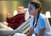 Dr. Rolf Kaminski (Udo Schenk) und Schwester Arzu (Arzu Bazman) hatten direkten Kontakt zu dem Patienten Florian Pohl, bevor bei diesem ein hoch ansteckendes h&auml;morrhagisches Fieber vermutet wurde.