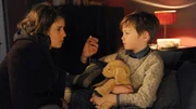 Nur seine Mutter (Anne Sch&auml;fer) schafft es, an Tommi (Nico Marischka) heranzukommen.