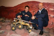 Der Marsexperte Jörg Fischer (rechts) von der Europäischen Weltraumorganisation ESA zeigt Willi einen Mars-Rover, der mit einer Spezial-Kamera Bilder von der Mars-Oberfläche macht und per Satellit zur Erde funkt. Der Marsexperte Jörg Fischer (rechts) von der Europäischen Weltraumorganisation ESA zeigt Willi einen Mars-Rover, der mit einer Spezial-Kamera Bilder von der Mars-Oberfläche macht und per Satellit zur Erde funkt.