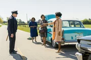 (v.l.n.r.) Wei&szlig;er Polizist (Ron Clinton Smith); Dorothy Vaughan (Octavia Spencer); Katherine G. Johnson (Taraji P. Henson); Mary Jackson (Janelle Mon&aacute;e)