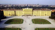 Sch&ouml;nbrunn - Quelle der Sch&ouml;nheit. Sch&ouml;nbrunn - hier durchdringen einander Architektur und Park, Natur und Kunst. Das Schloss und seine G&auml;rten sind feudales Spiegelbild seiner einstigen Bewohner, ein Zaubergarten voller botanischer Sch&auml;tze und zugleich gez&auml;hmte Wildnis, die den Herrschaftsanspruch der Habsburger &uuml;ber Mensch und Natur entsprach. Mit seiner einzigartigen Bildtechnik entf&uuml;hrt Georg Riha den UNIVERSUM-Zuseher auf eine Traumreise durch Jahrhunderte &ouml;sterreichischer Geschichte, von Maria Theresia bis Sisi.