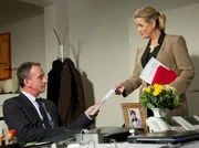 MDR Fernsehen IN ALLER FREUNDSCHAFT FOLGE 641, Sarah Marquardt (Alexa Maria Surholt) verhandelt hinter dem R&uuml;cken der gesamten Klinikbelegschaft mit Alexander Weber (Heio von Stetten).