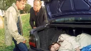 Die Beamten Bonhoff und Kehler entdecken im Kofferraum des Fluchtautos eine Frauenleiche.