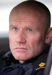 Der Polizist Svartman (Fredrik Gunnarson) hat ein Problem.